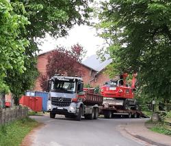 Der gro&szlig;e Bagger wird abgeholt.