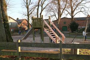 Bild: Rutsche auf dem Dorfplatz